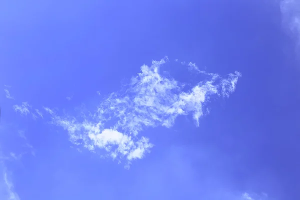 Nubes contra el cielo azul —  Fotos de Stock