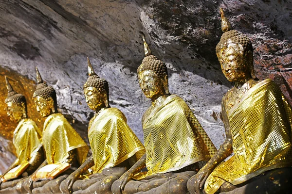 Знак изображения будды в храме Прапхуттхачай, Сарабат, Таиланд — стоковое фото