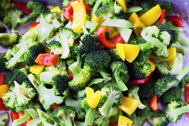 Kızartma tavasında doğranmış çiğ sebze.