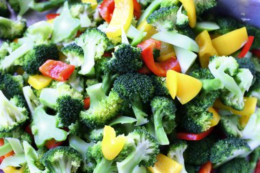 Kızartma tavasında doğranmış çiğ sebze.