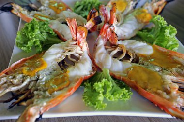 masada bir tabak ızgara karides