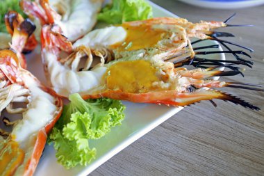 masada bir tabak ızgara karides