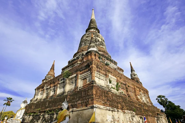 Gamla pagod på Watyaichaimongkol templet i Ayudhaya, Thailand — Stockfoto