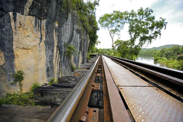 Linha de passagem ferroviária no rural da Tailândia . — Fotografia de Stock