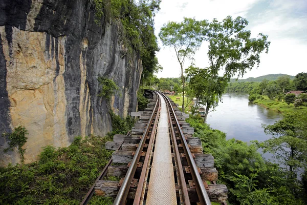 Linha de passagem ferroviária no rural da Tailândia . — Fotografia de Stock