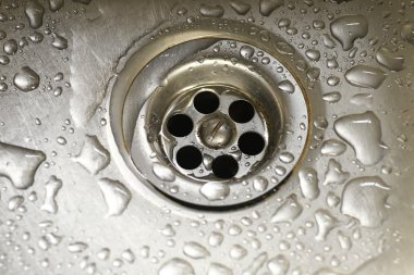 su damlası kirli bir lavaboda yakın çekim
