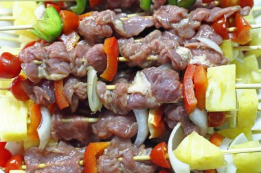 Çiğ domuz eti şiş ızgara için hazır