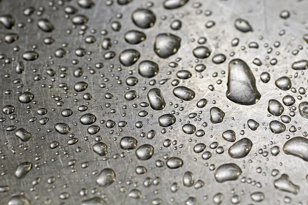 Wassertropfen in einem schmutzigen Waschbecken aus nächster Nähe — Stockfoto