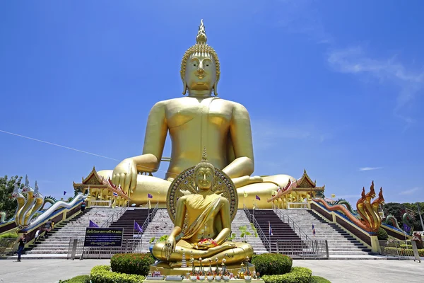 Buddha en el templo de Wat Muang —  Fotos de Stock