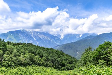 Karpat dağlarında dağ silsilesi.