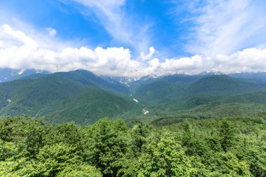 Kafkas dağlarının tepesinden manzara.