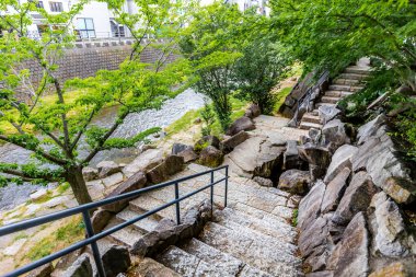 Eski şehrin merdivenlerinde.