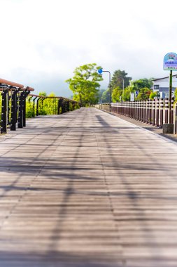 Tropik tatil köyünde güzel bir köprü