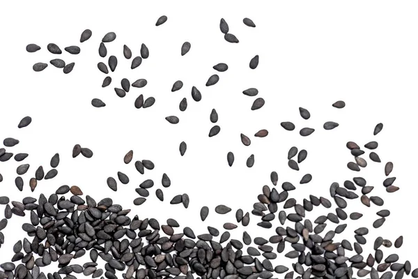 Siyah fasulyelerin uçan tohumları beyaz arkaplanda izole edilmiş..