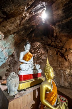 Bir sürü Buda heykeli olan güzel Buda heykeli.