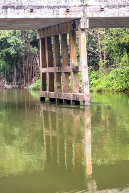 Nehrin üzerindeki tahta köprü.