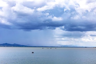 Gölün üzerinde fırtına bulutları