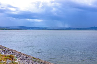 Arkasında dağlar ve göl olan güzel bir manzara.
