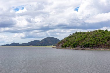 Dağlardaki güzel göl manzarası