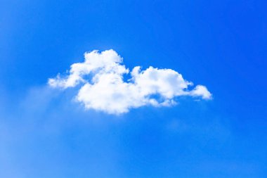 Bulutlu mavi gökyüzü