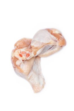 Beyaz arka plan üzerinde izole taze çiğ tavuk budu.