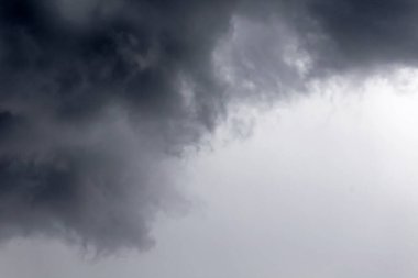 Gökyüzündeki fırtına bulutları.