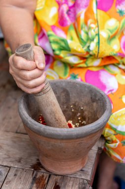 Kadın yemek için tencere hazırlıyor..