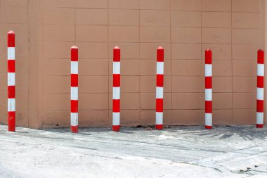 Beton duvarda kırmızı trafik konileri