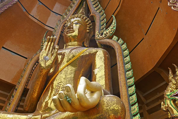 Guld stor buddha staty tempel wat tham sua, tha moung, kanchanaburi, thailand — Stockfoto