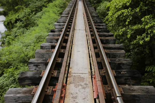 Linha de passagem ferroviária no rural da Tailândia . — Fotografia de Stock