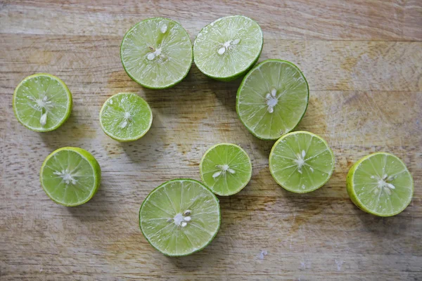 Verse limoenen op houten tafel — Stockfoto