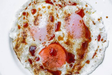 Beyaz tabakta kırmızı havyarlı gözleme.