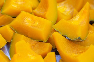 Tabakta dilimlenmiş mango meyvesi.