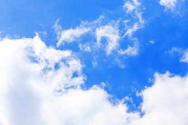 Mavi gökyüzü ve beyaz bulutlar