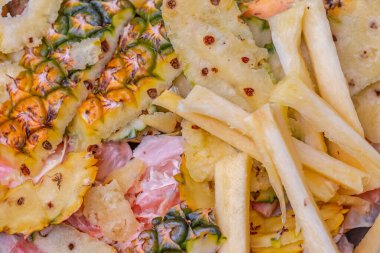 Ananas dilimlerinin yanına kızarmış patates ve kızarmış patates al..