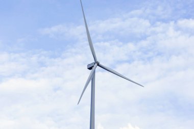 Mavi gökyüzünde rüzgar türbini