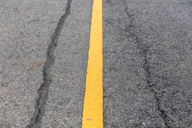 Asfalt üzerinde yol işaretleme çizgisi