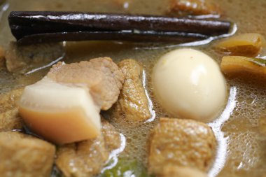 sabit haşlanmış yumurta bir kapta tatlı kahverengi sos ile güveç