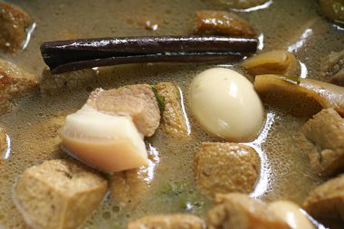 sabit haşlanmış yumurta bir kapta tatlı kahverengi sos ile güveç