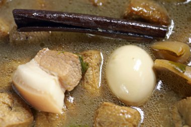 sabit haşlanmış yumurta bir kapta tatlı kahverengi sos ile güveç