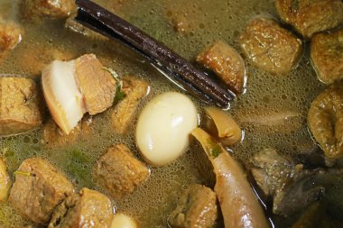 sabit haşlanmış yumurta bir kapta tatlı kahverengi sos ile güveç