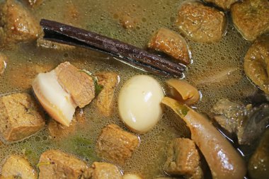 sabit haşlanmış yumurta bir kapta tatlı kahverengi sos ile güveç