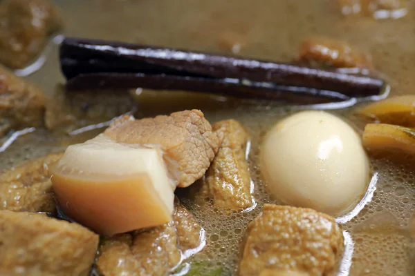 sabit haşlanmış yumurta bir kapta tatlı kahverengi sos ile güveç