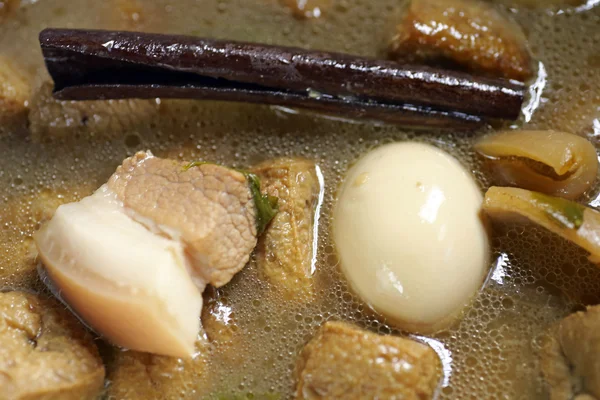 sabit haşlanmış yumurta bir kapta tatlı kahverengi sos ile güveç