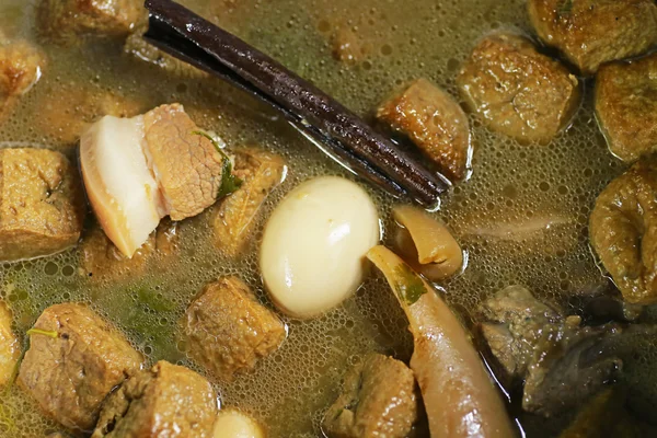 sabit haşlanmış yumurta bir kapta tatlı kahverengi sos ile güveç