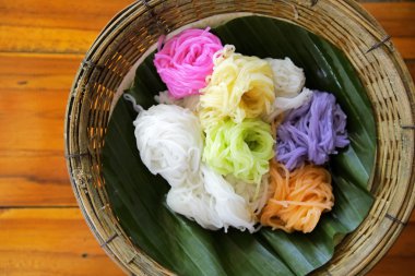 genellikle yenen köriler ile pirinç şehriye