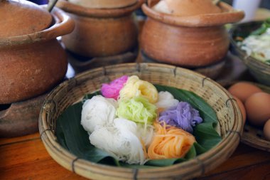 genellikle yenen köriler ile pirinç şehriye