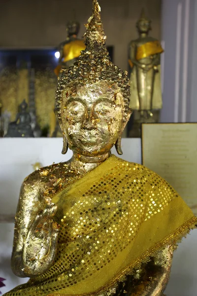 Alte Buddha-Statue auf dem Hintergrund — Stockfoto