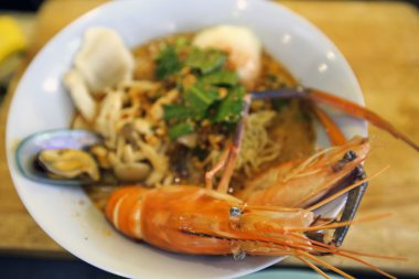 Tom Yum Goong baharatlı çorba Tayland 'da geleneksel yemek mutfağı ahşap arka planda