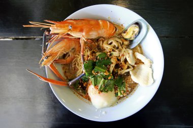 Tom Yum Goong baharatlı çorba Tayland 'da geleneksel yemek mutfağı ahşap arka planda